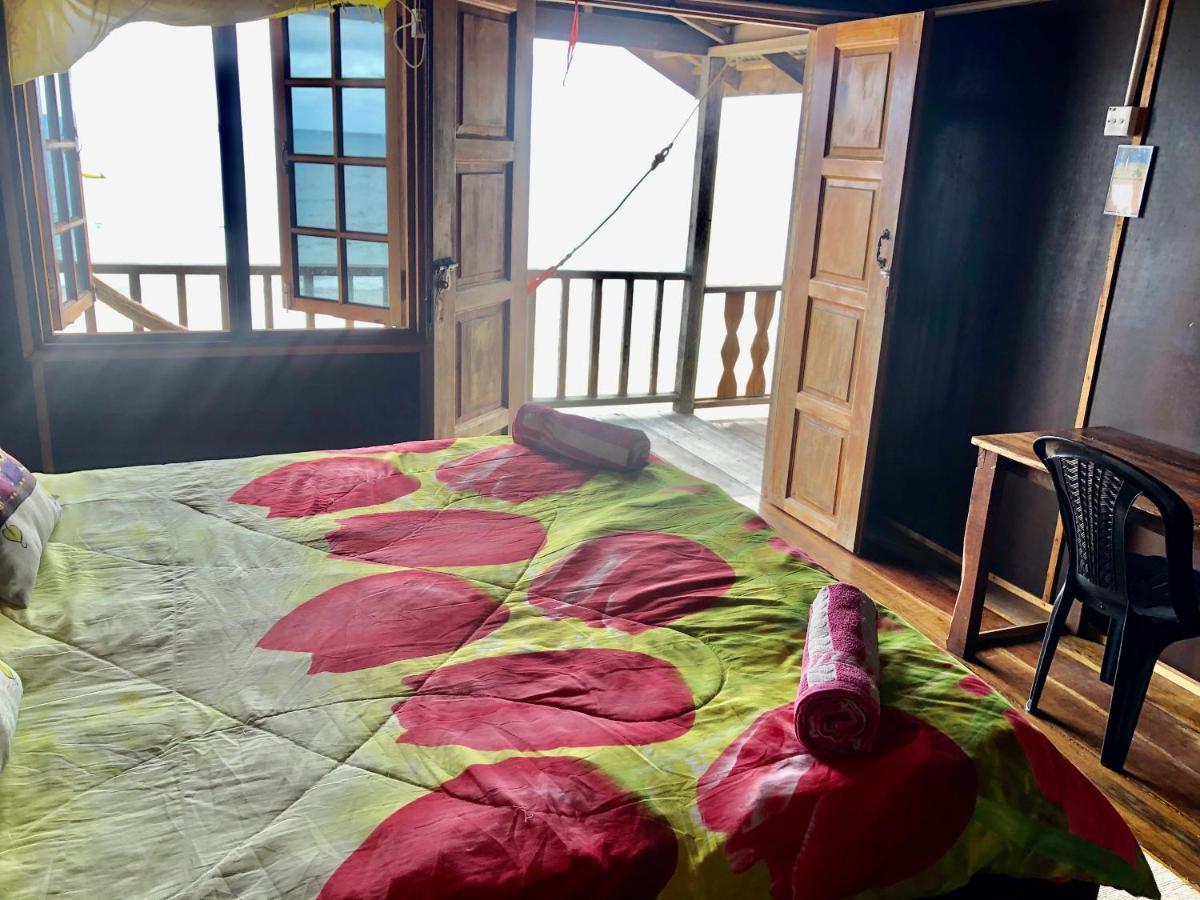 Beachfront Hut Upstairs Astra - Beach Shack Chalet Kampong Juara Exterior foto