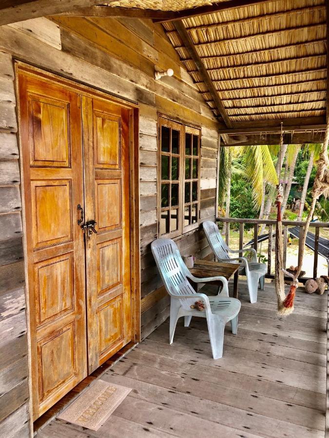 Beachfront Hut Upstairs Astra - Beach Shack Chalet Kampong Juara Exterior foto