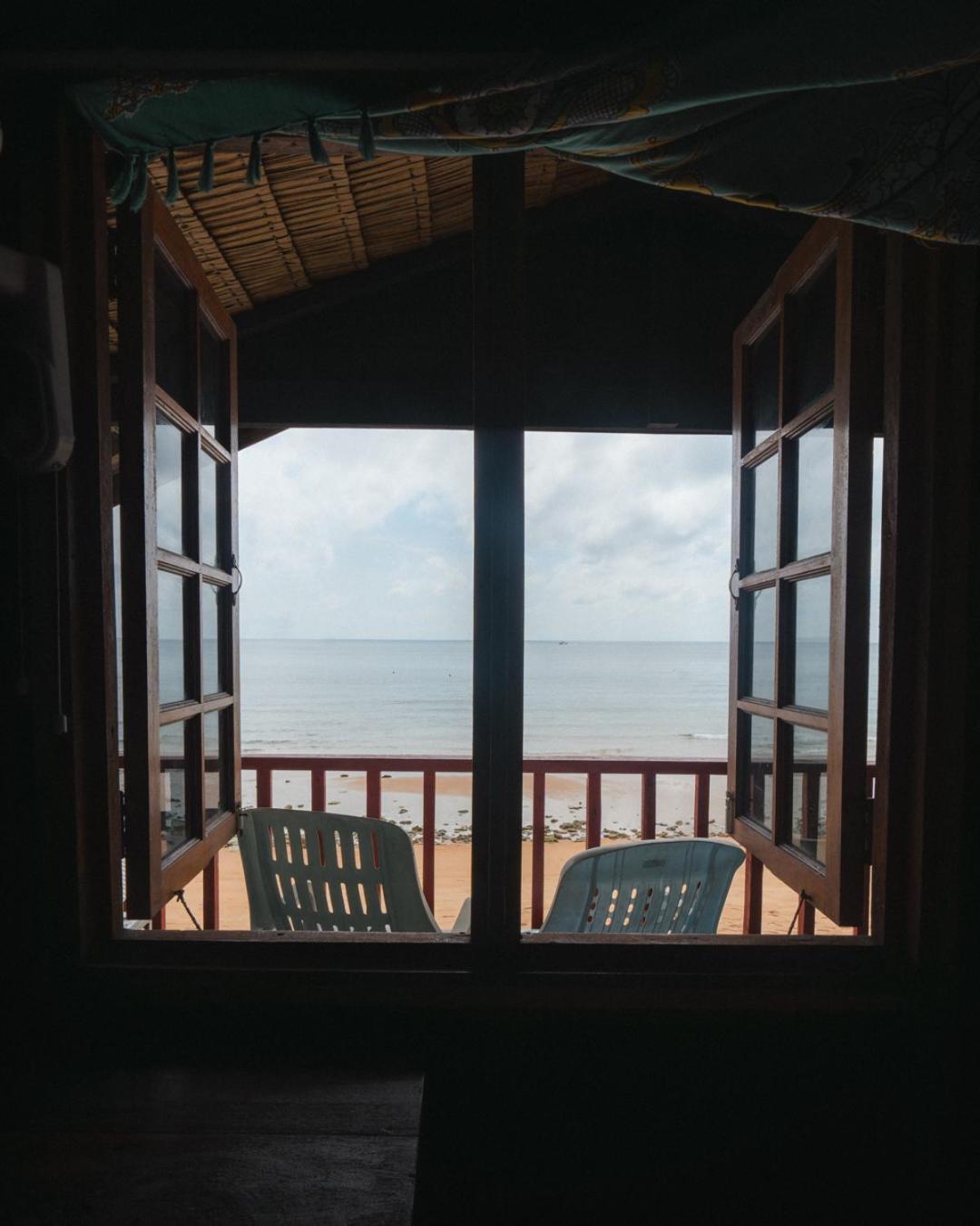 Beachfront Hut Upstairs Astra - Beach Shack Chalet Kampong Juara Exterior foto